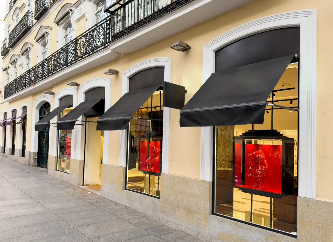 Façade vitrine de magasin en aluminium sur mesure à Wambrechies